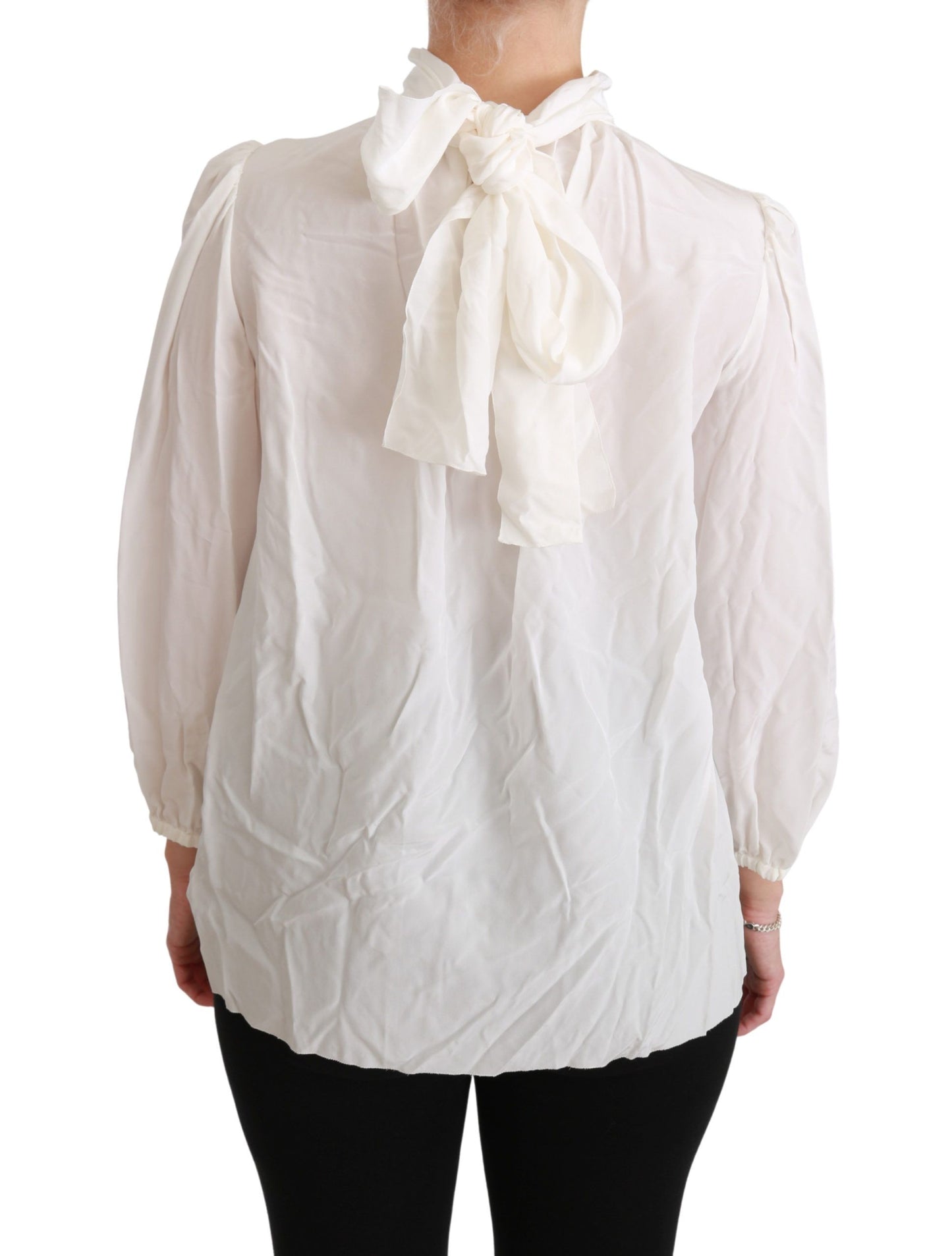 Elegante blusa de seda blanca con cuello alto