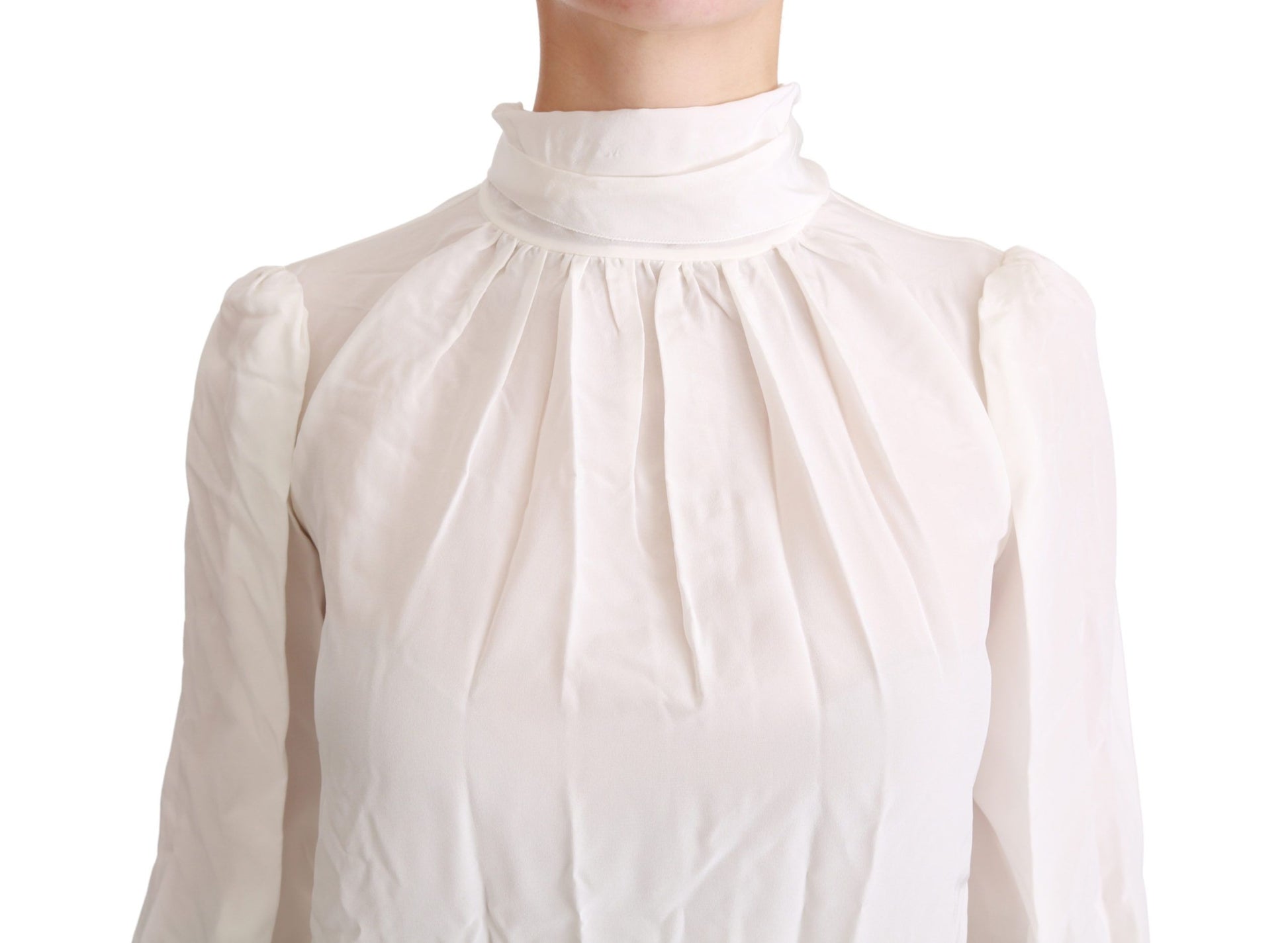 Elegante blusa de seda blanca con cuello alto