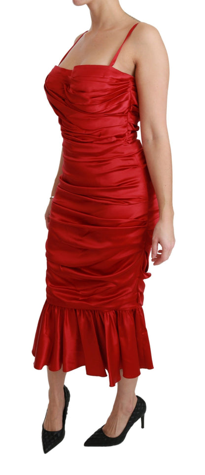 Exquisito vestido midi entallado y con vuelo de seda rojo