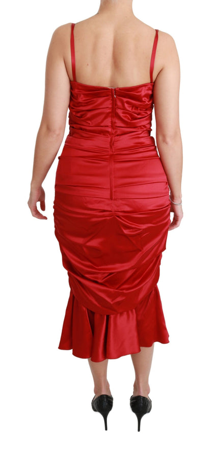 Exquisito vestido midi entallado y con vuelo de seda rojo