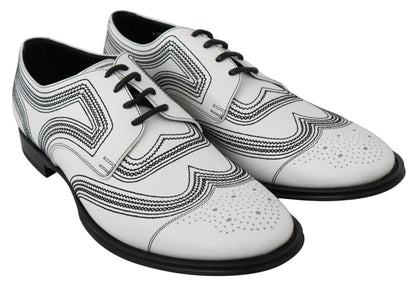 Elegantes zapatos derby de cuero blancos