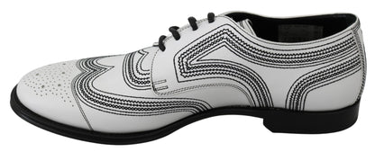 Elegantes zapatos derby de cuero blancos