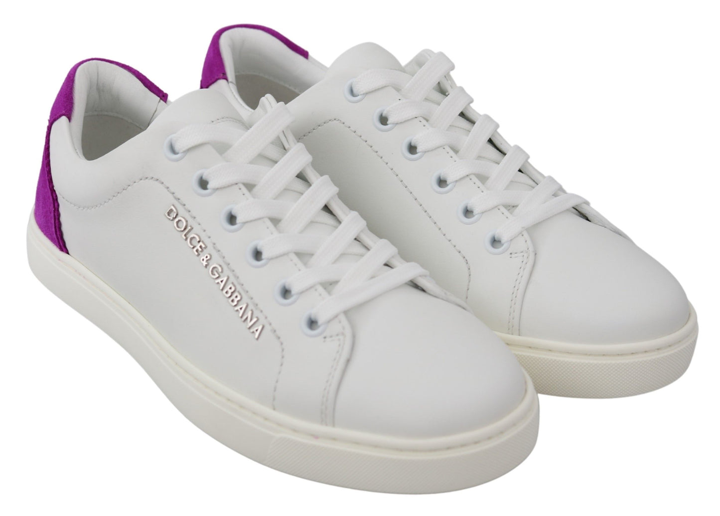 Elegantes zapatillas de deporte de cuero blanco con detalles en morado