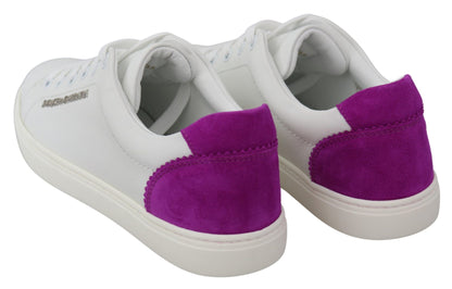 Elegantes zapatillas de deporte de cuero blanco con detalles en morado