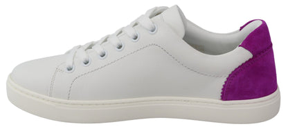 Elegantes zapatillas de deporte de cuero blanco con detalles en morado