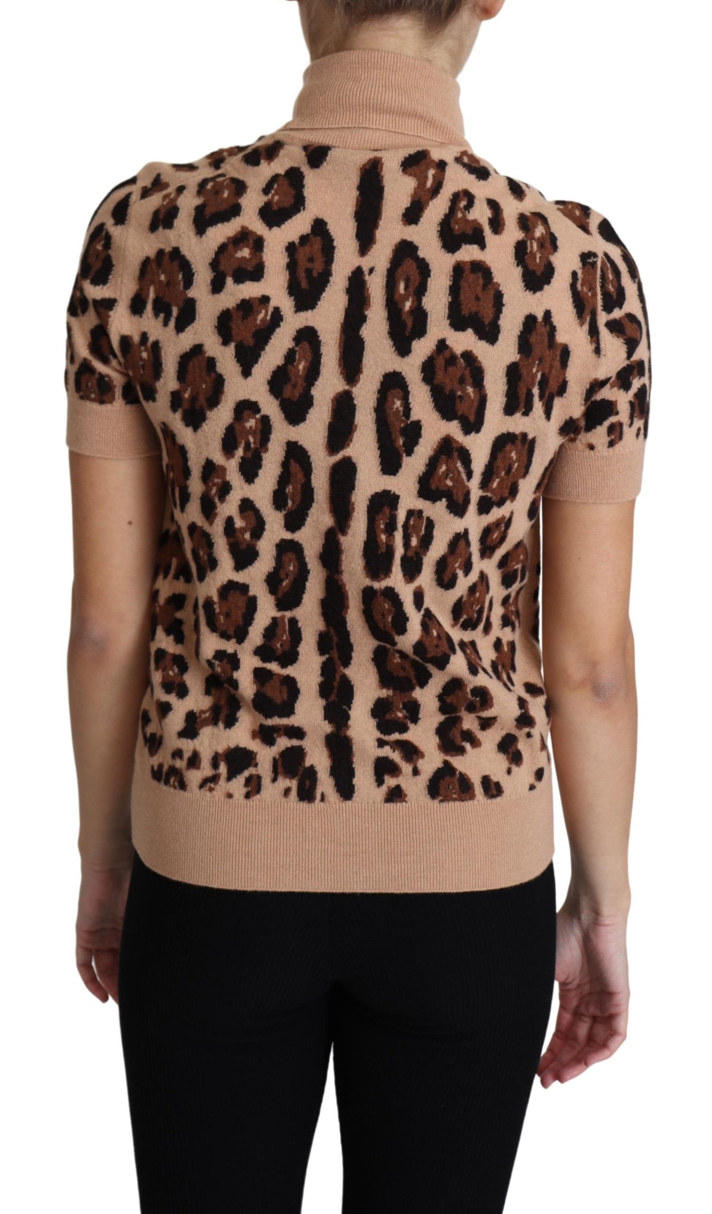 Top elegante de cuello alto de lana con estampado de leopardo