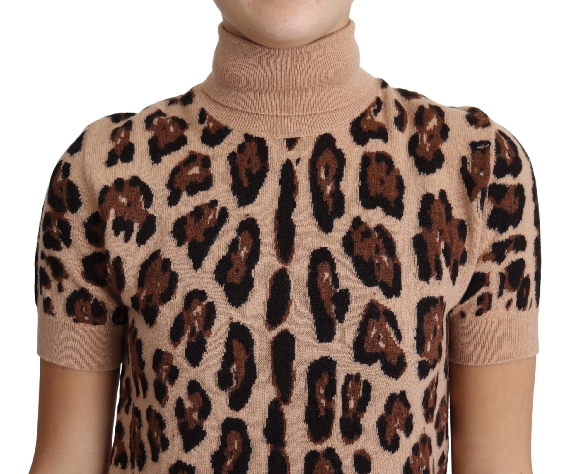 Top elegante de cuello alto de lana con estampado de leopardo