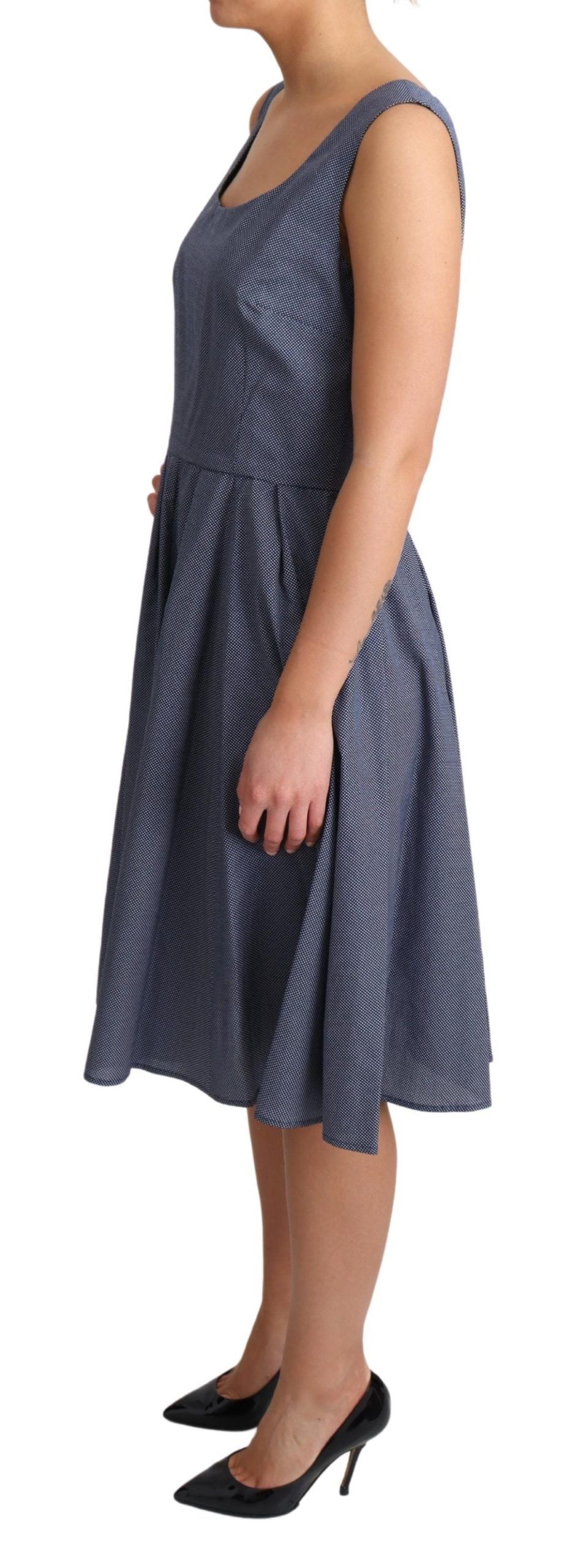 Elegante vestido evasé sin mangas con lunares azules