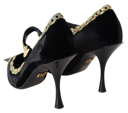 Elegante fluwelen gepatenteerde geborduurde pumps