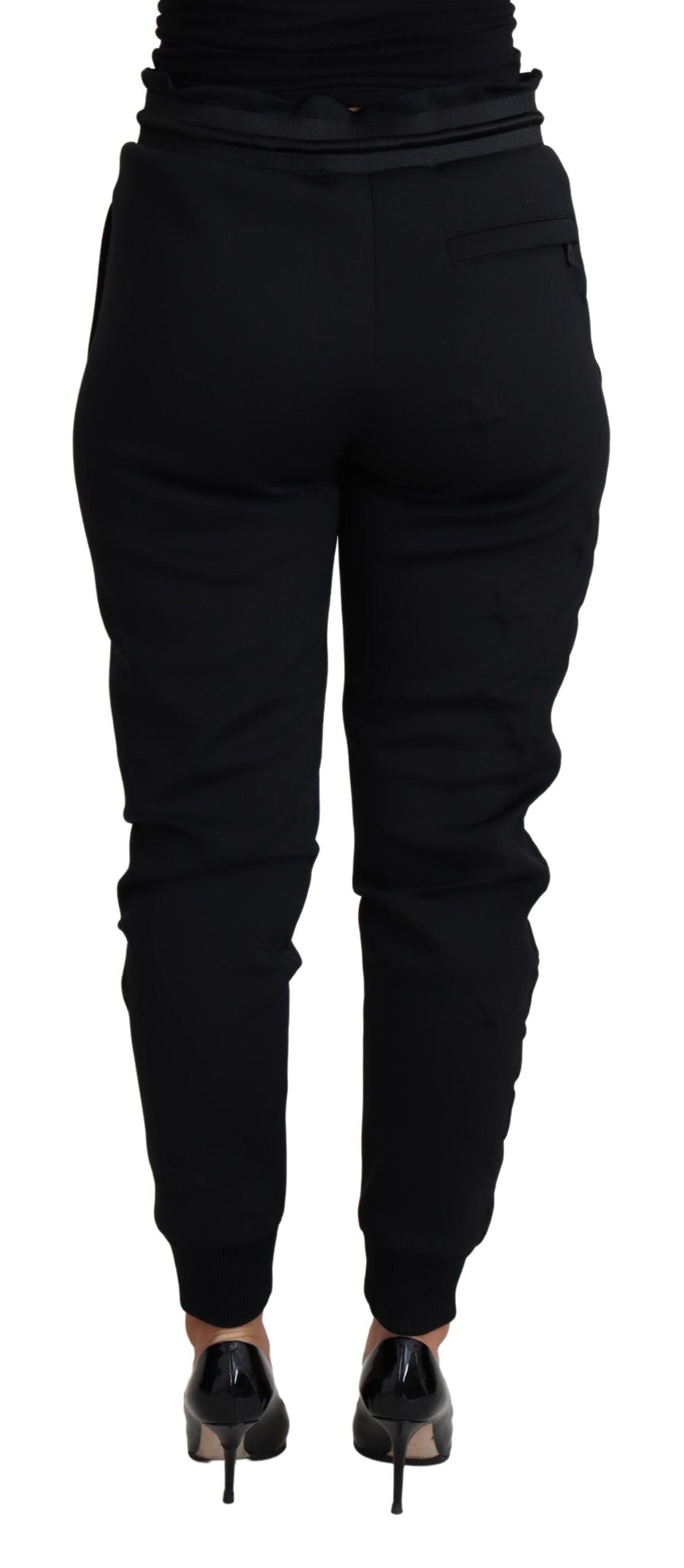 Elegantes pantalones jogger negros con logotipo icónico