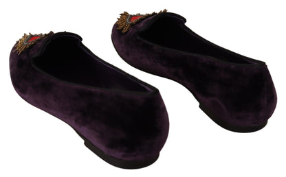 Mocasines elegantes de terciopelo morado con detalle de corazón