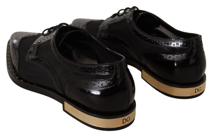 Elegantes zapatos con cordones Oxford negros con adornos dorados