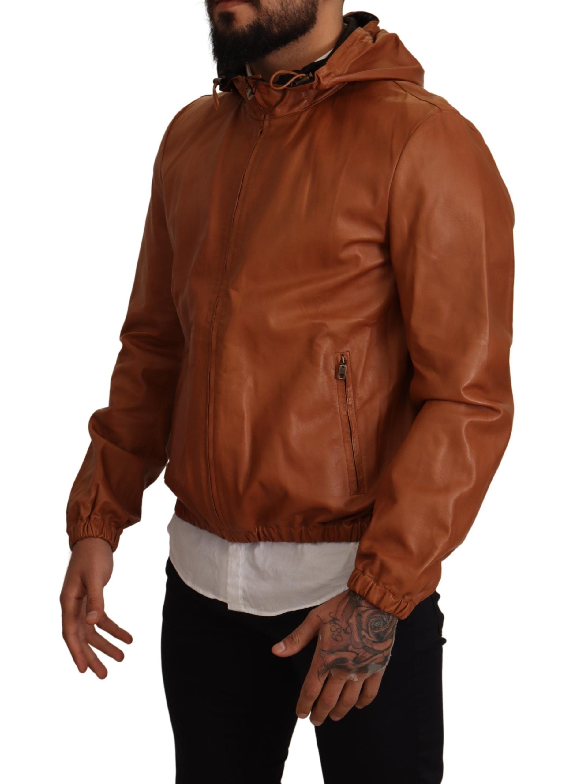 Elegante chaqueta bomber de cuero marrón