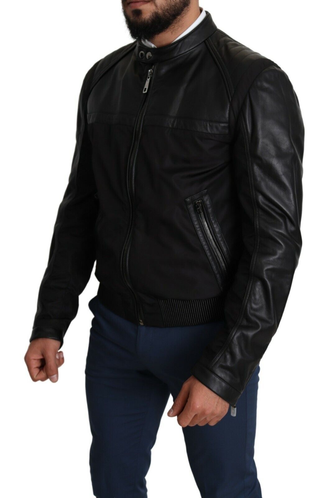 Elegante bomber negro con detalles en cuero