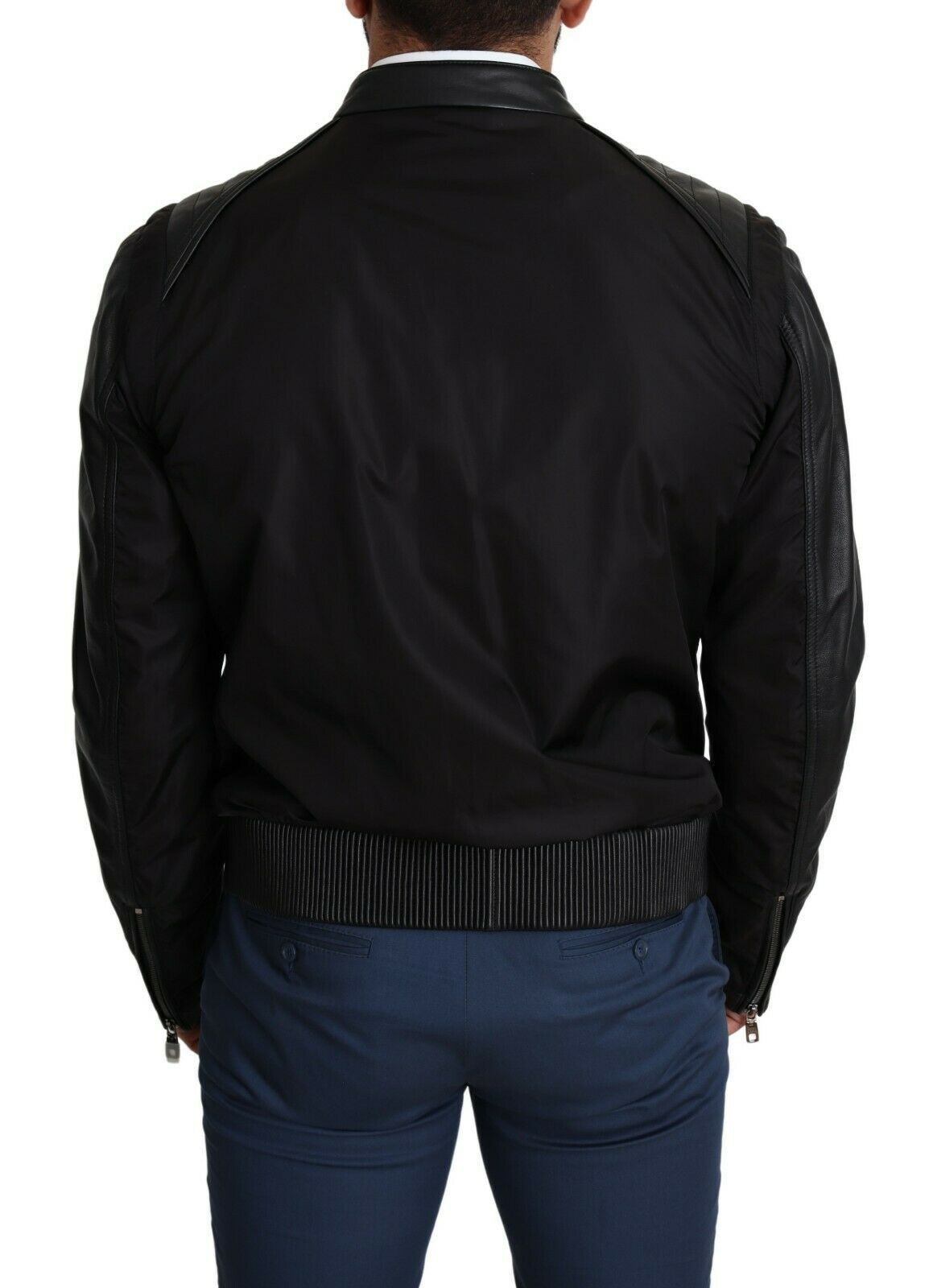 Elegante bomber negro con detalles en cuero