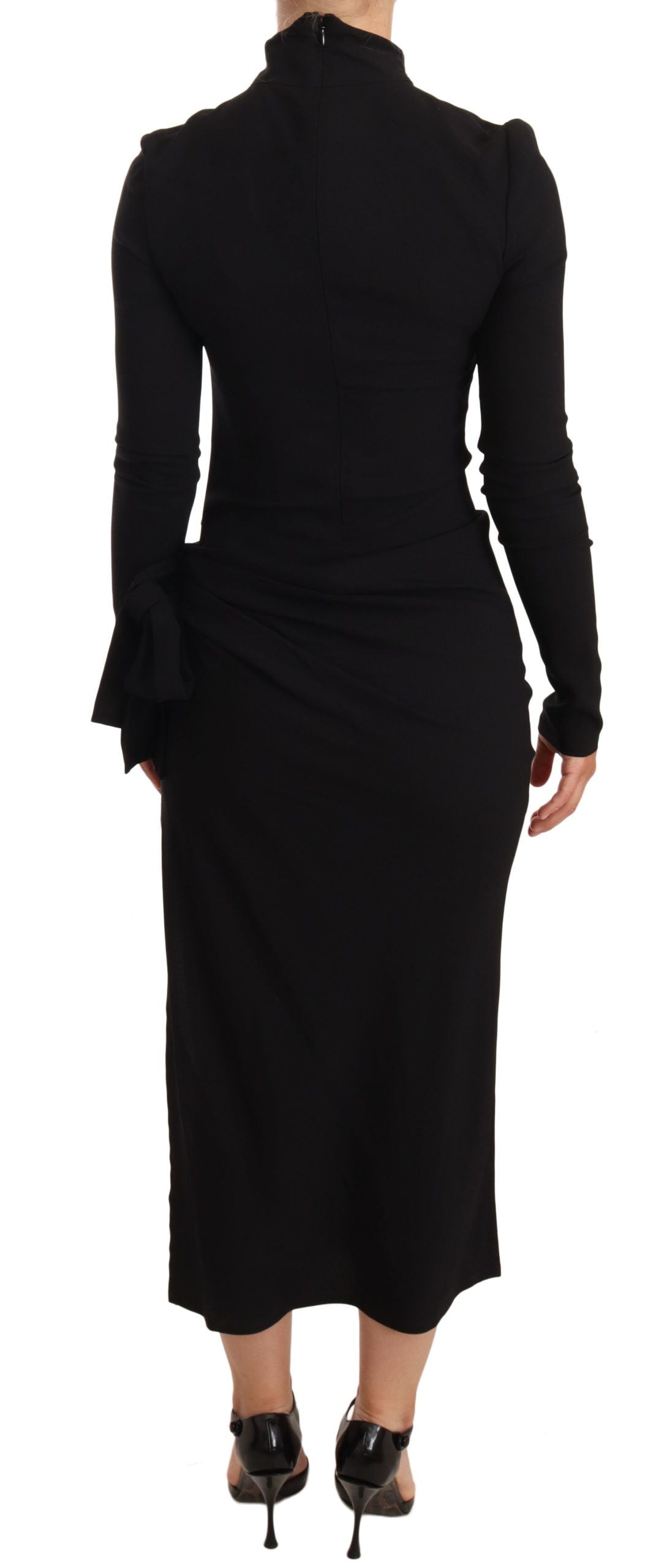 Elegante vestido tubo de cuello alto negro