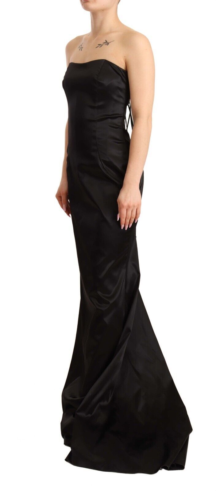 Elegante vestido negro de sirena sin tirantes