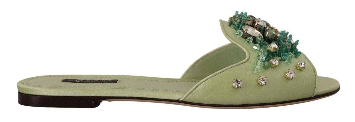 Elegantes chanclas de cuero verde con adornos de cristales