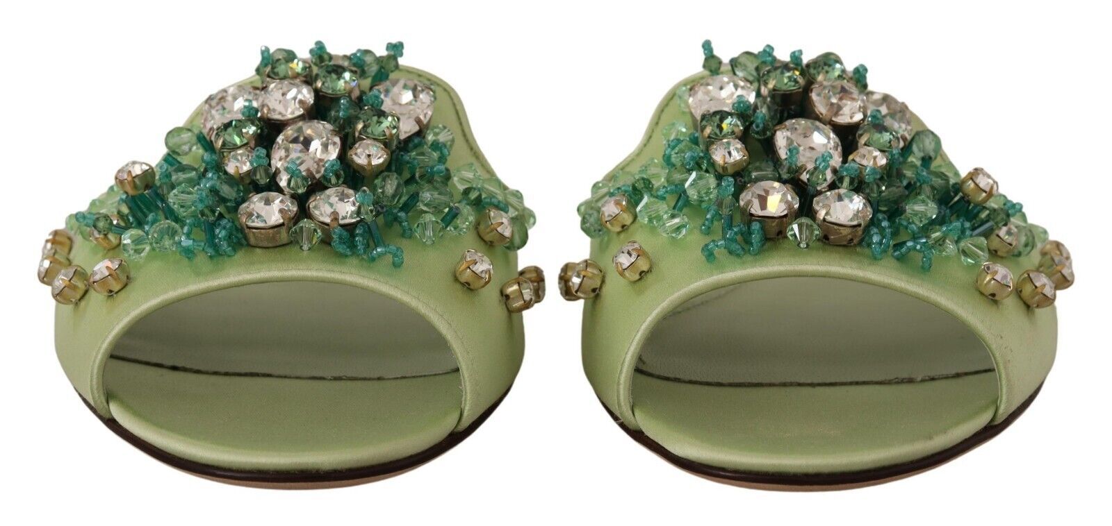 Elegantes chanclas de cuero verde con adornos de cristales