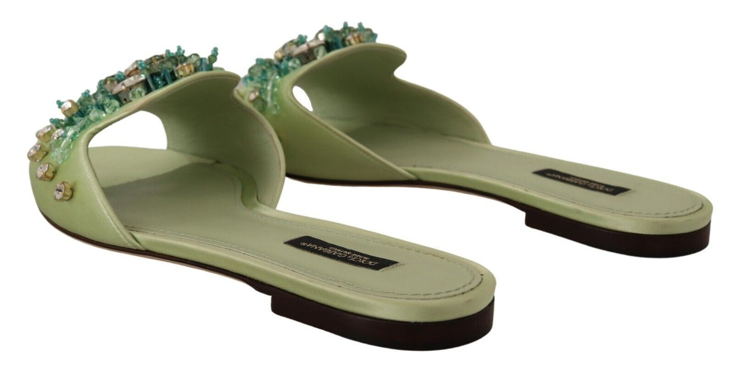 Elegantes chanclas de cuero verde con adornos de cristales