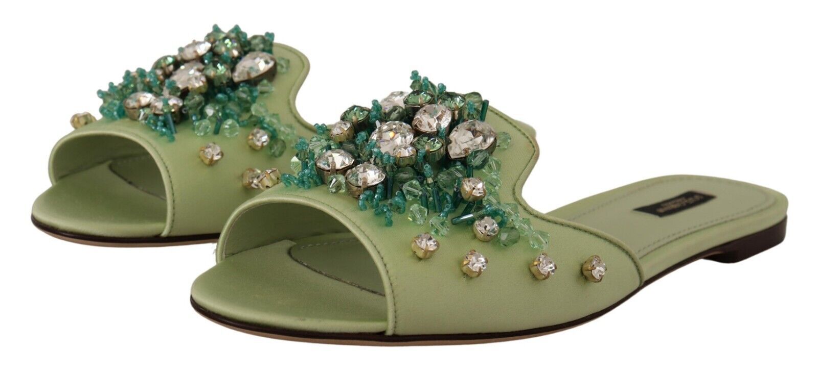 Elegantes chanclas de cuero verde con adornos de cristales