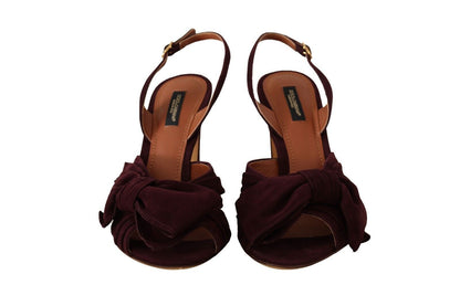 Elegantes sandalias de tacón de ante morado