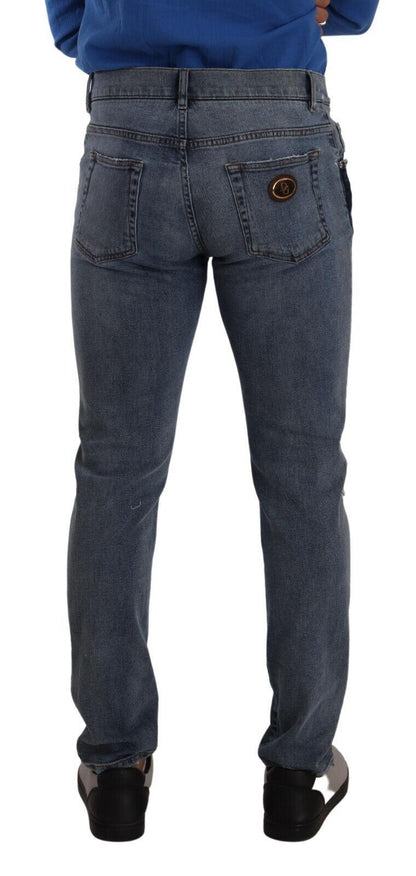 Denim desgastado y corte slim elegante