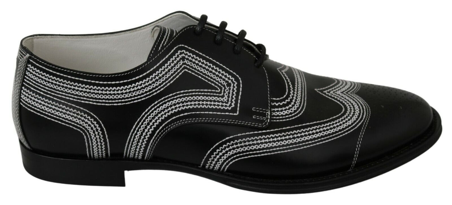 Elegantes zapatos derby en blanco y negro