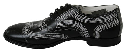 Elegantes zapatos derby en blanco y negro