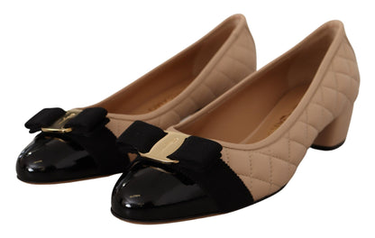 Elegantes zapatos de tacón de piel acolchados en beige y negro