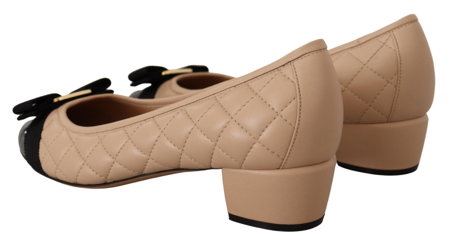 Elegantes zapatos de tacón de piel acolchados en beige y negro