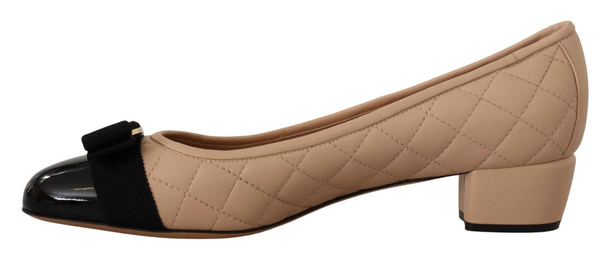 Elegantes zapatos de tacón de piel acolchados en beige y negro