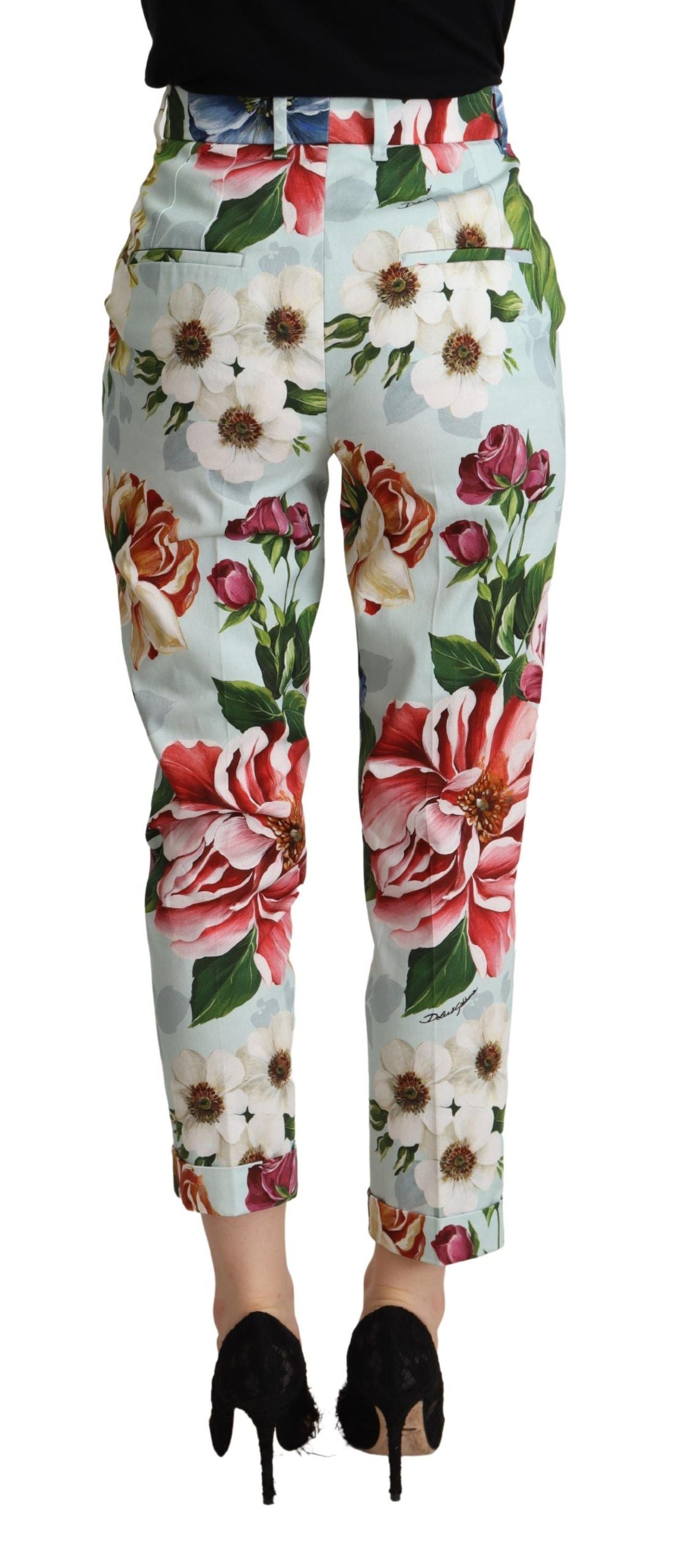 Verhoog uw chic met een toelopende broek met bloemen