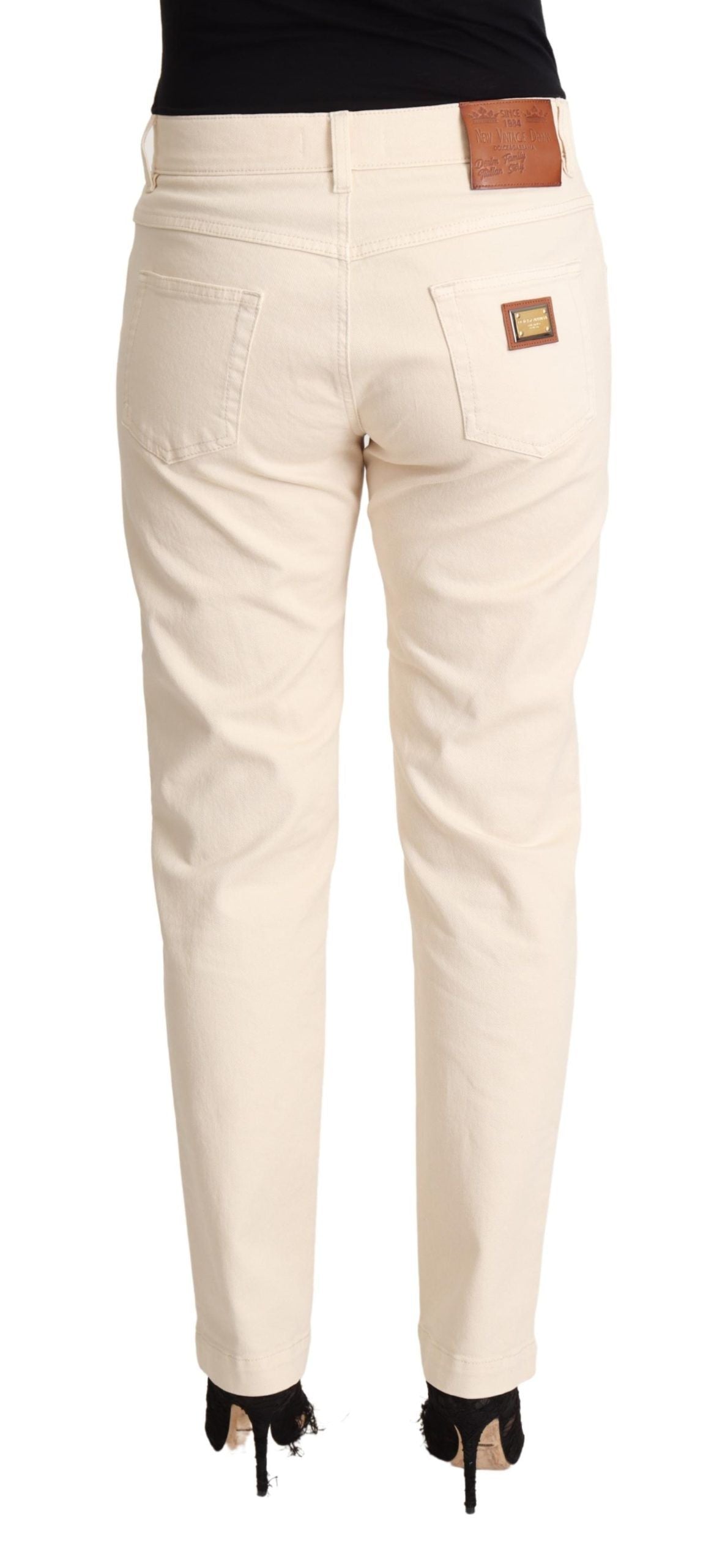 Chique witte skinny boyfriend jeans met logoplaat