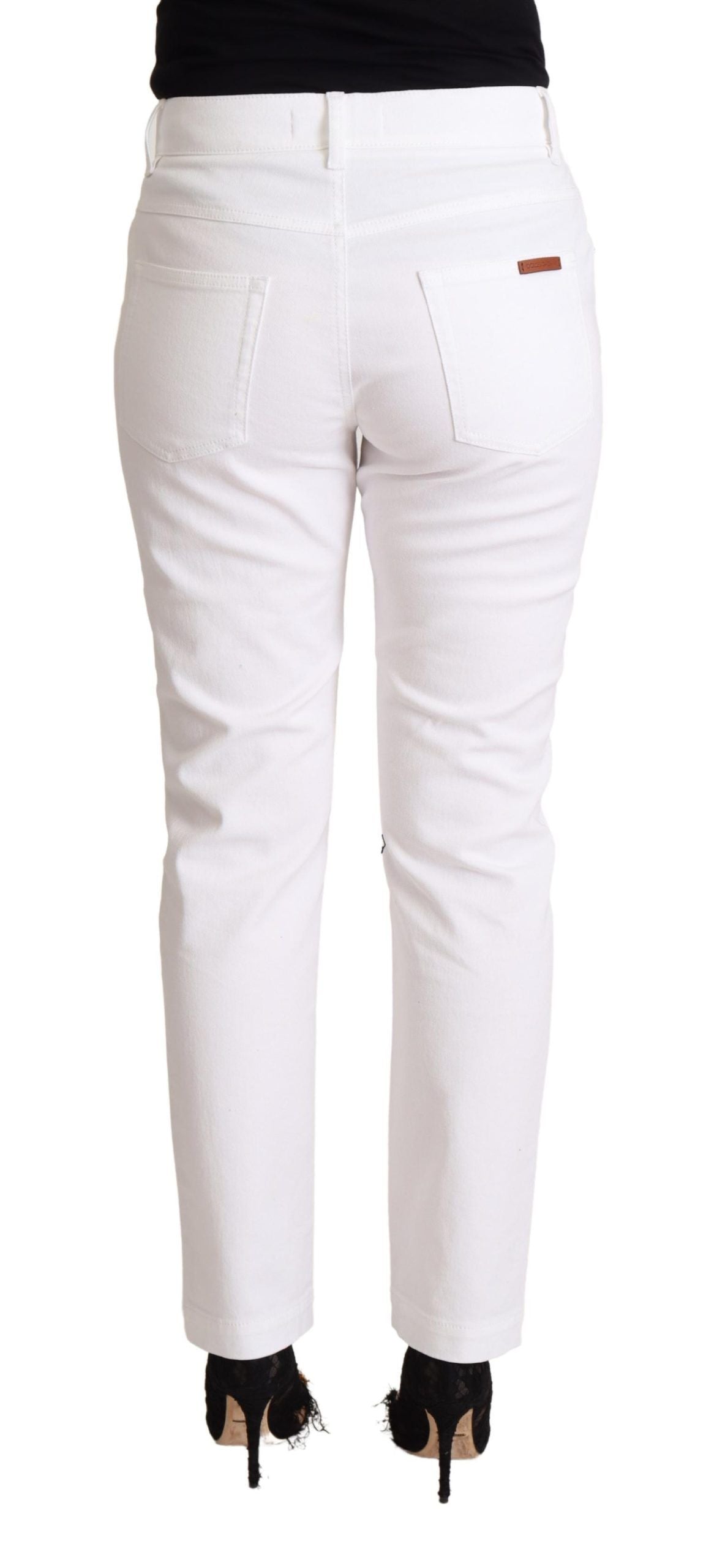 Chique witte, taps toelopende denimjeans met logopatch