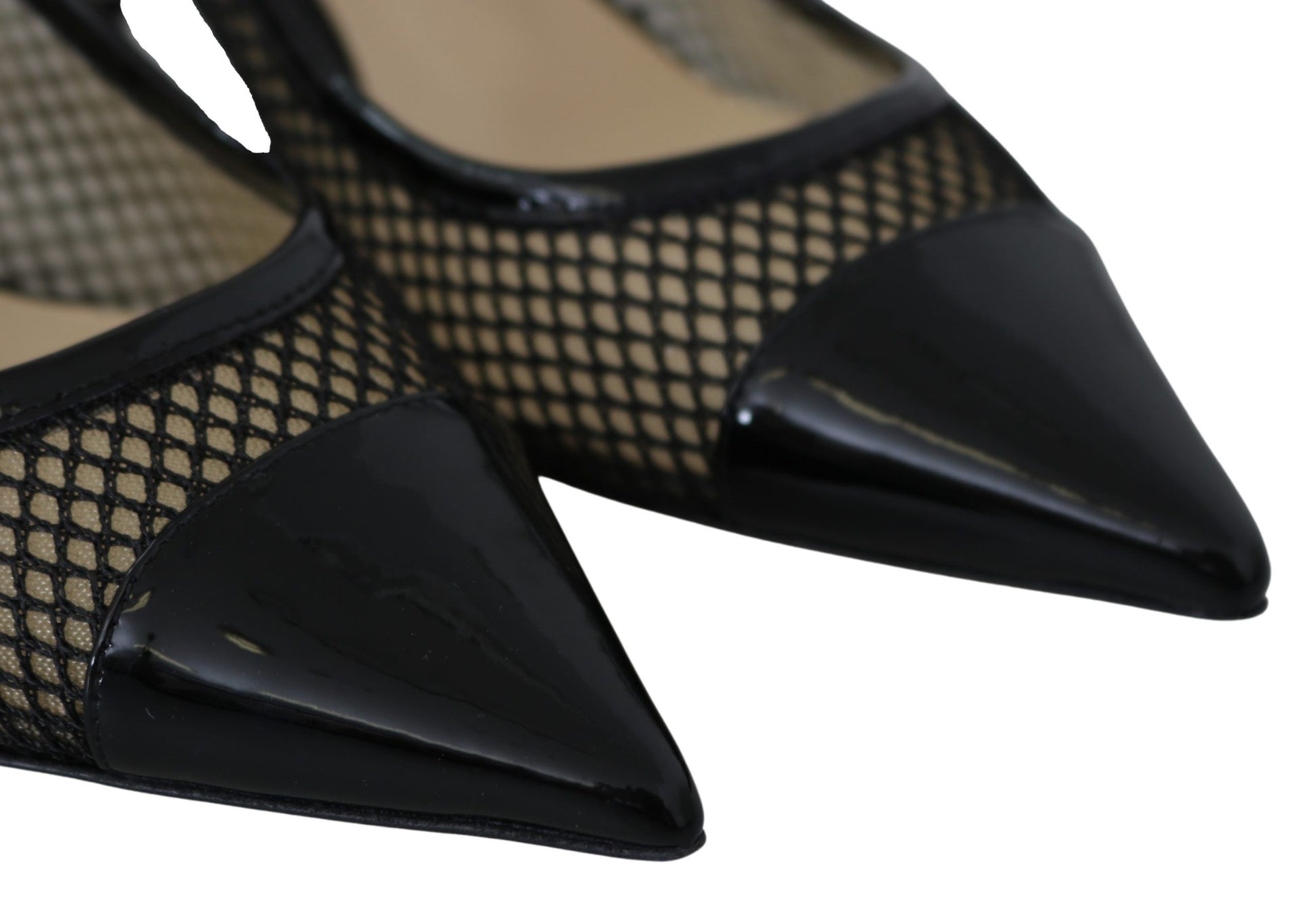 Chique puntige pumps van patent mesh