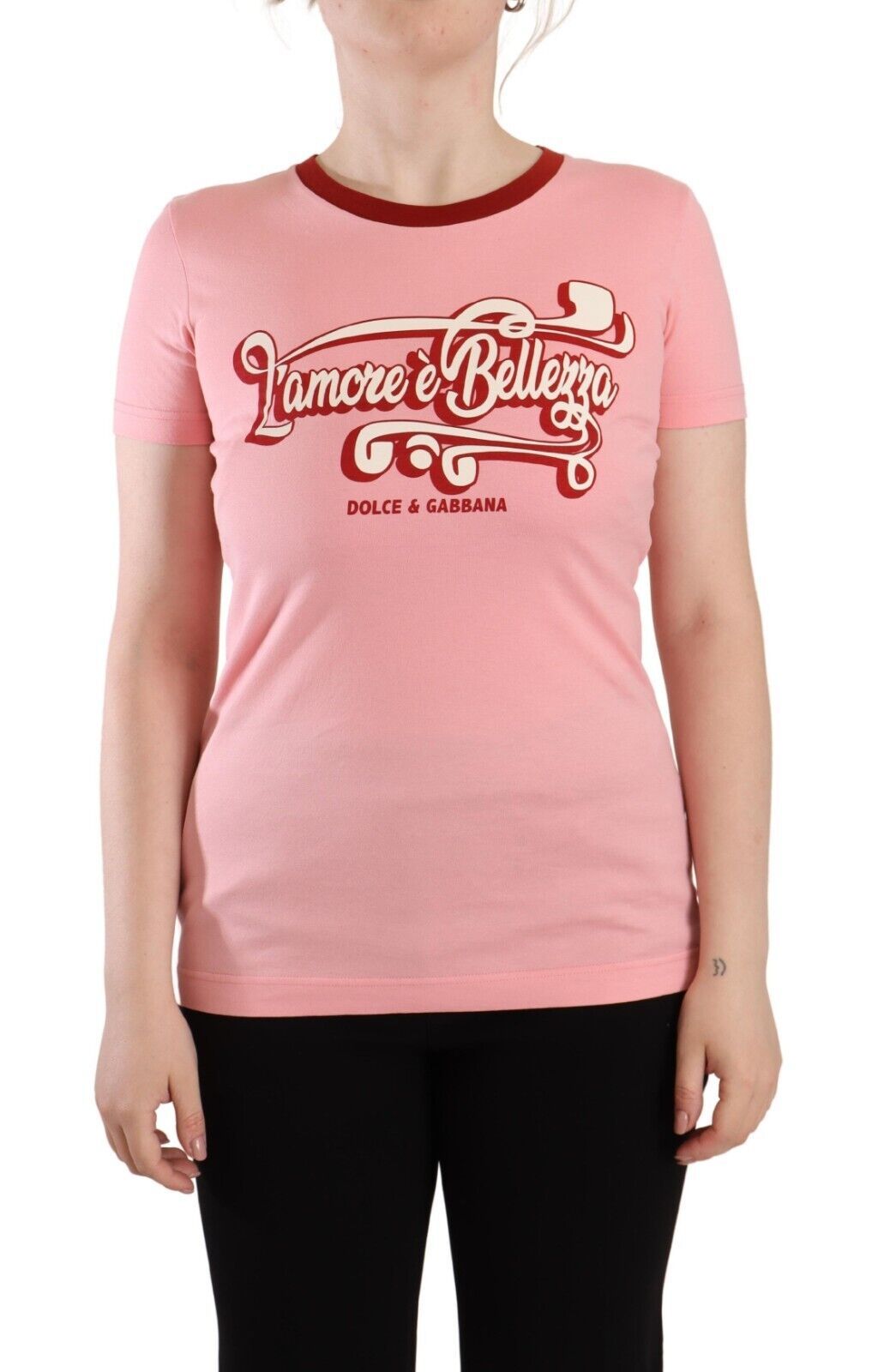 Camiseta rosa elegante con cuello redondo y logo