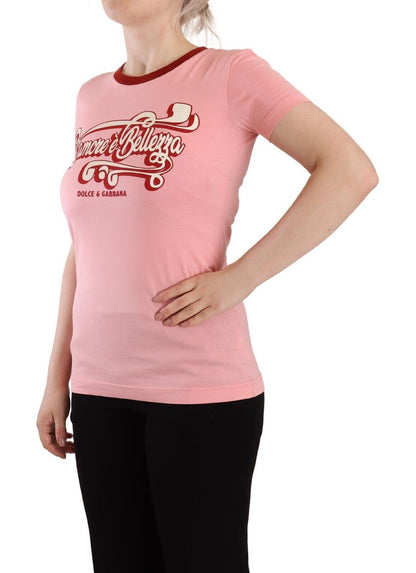 Camiseta rosa elegante con cuello redondo y logo