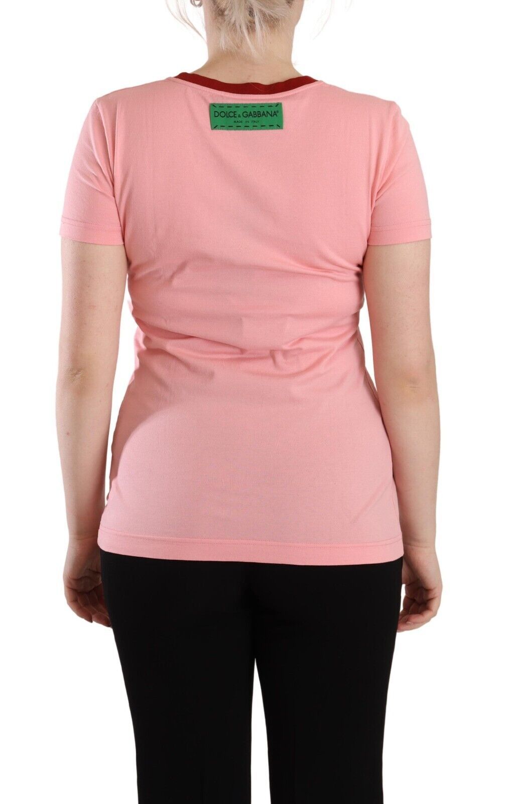 Camiseta rosa elegante con cuello redondo y logo