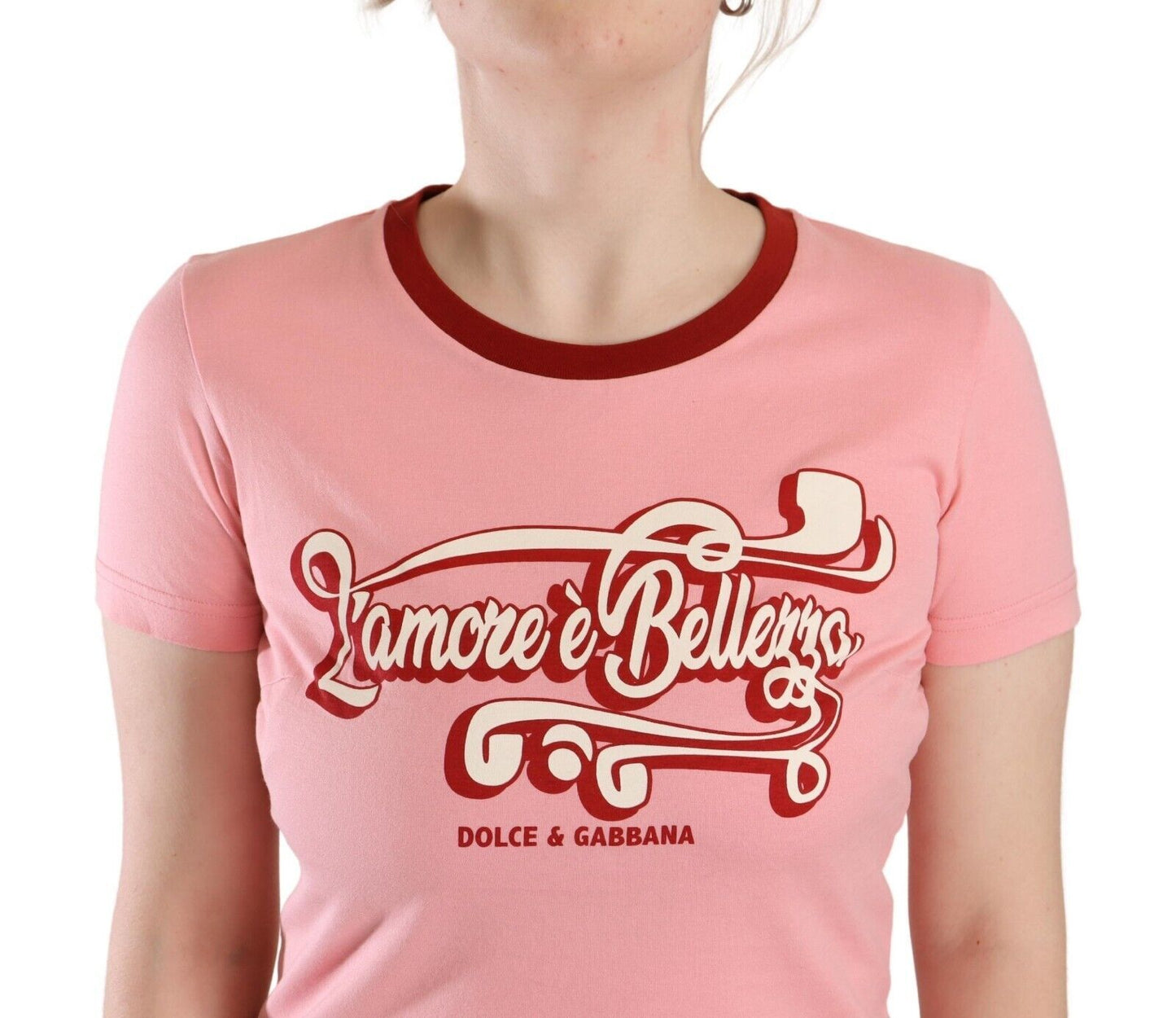 Camiseta rosa elegante con cuello redondo y logo