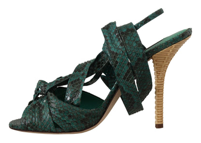 Elegantes tacones de tiras de pitón verde