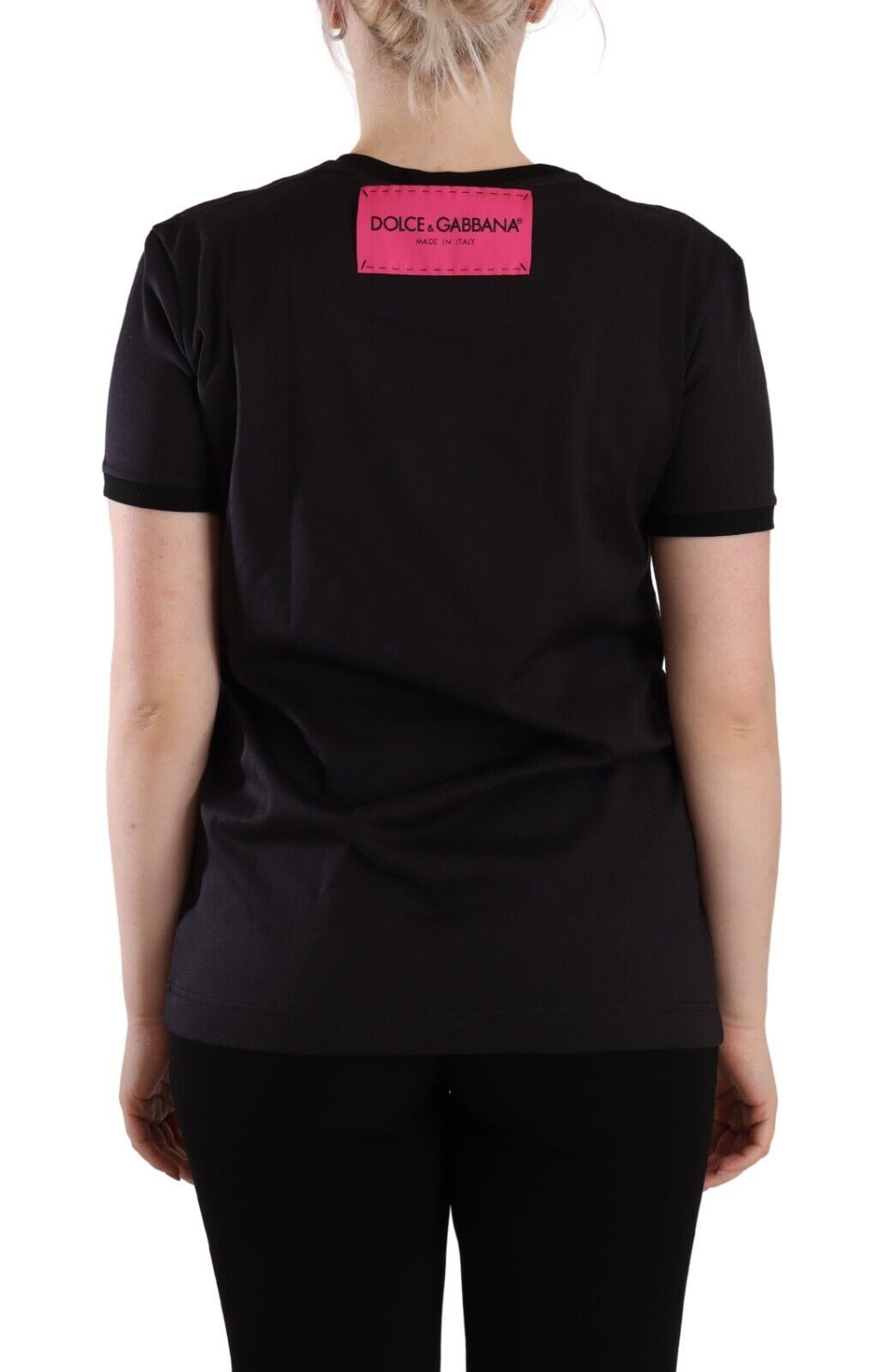 Camiseta negra elegante con cuello redondo y logo