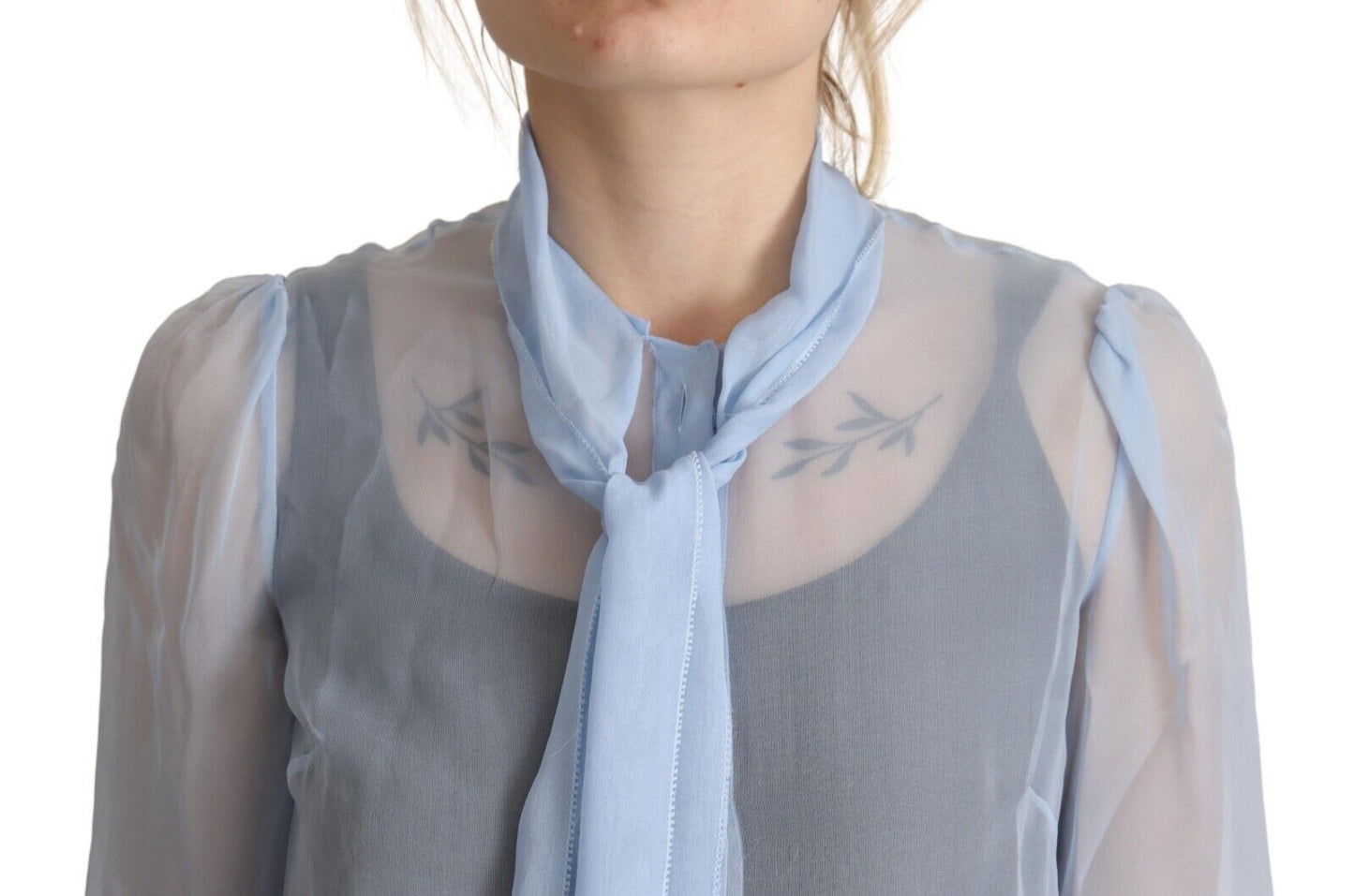 Blusa elegante de seda con cuello Ascot