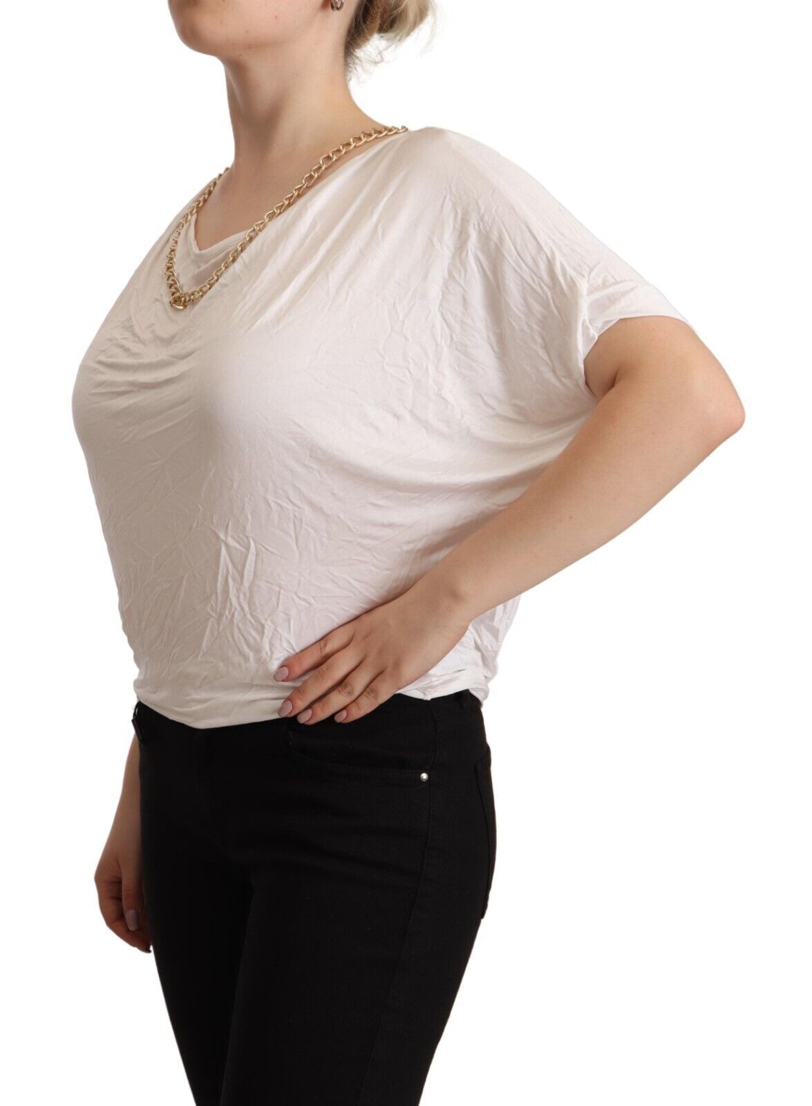 Witte T-shirttop met korte mouwen en gouden ketting