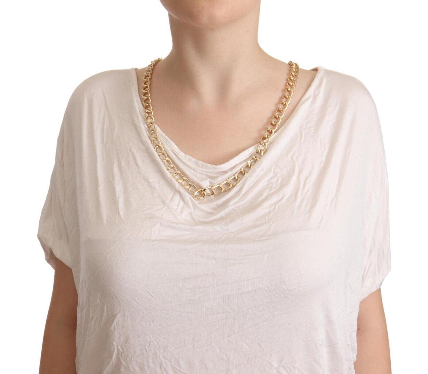 Camiseta elegante con cadena de oro blanco