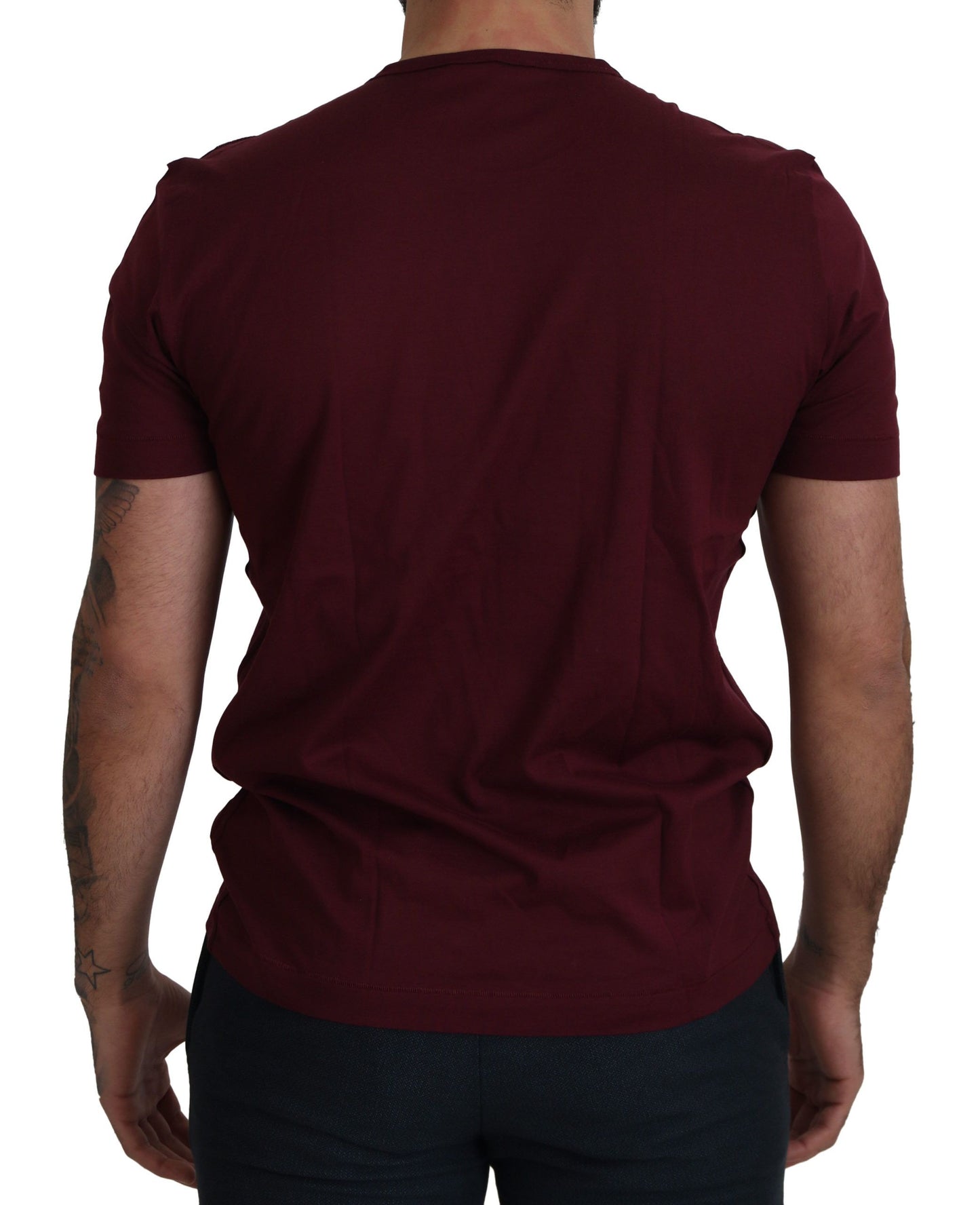 Camiseta elegante con cuello redondo y motivo de rosas burdeos