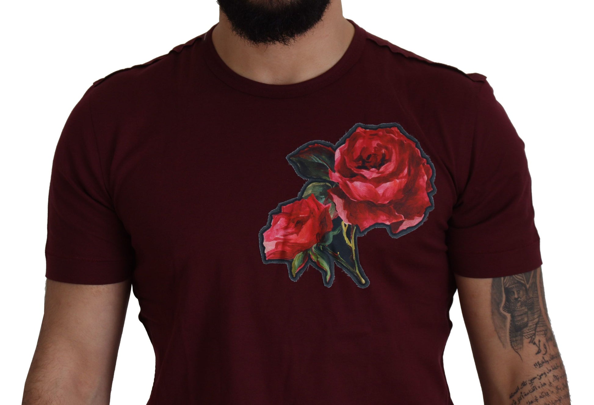 Camiseta elegante con cuello redondo y motivo de rosas burdeos