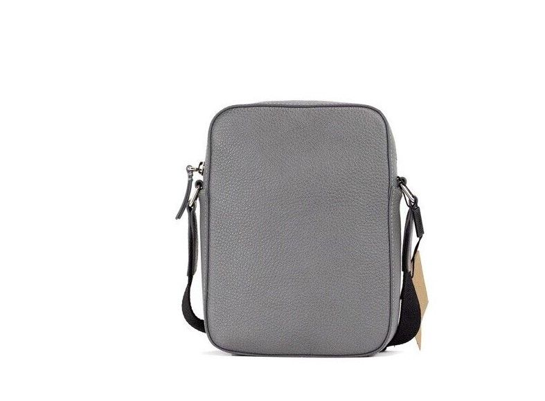 Bolso bandolera Thornton pequeño de piel granulada con logo en relieve en gris