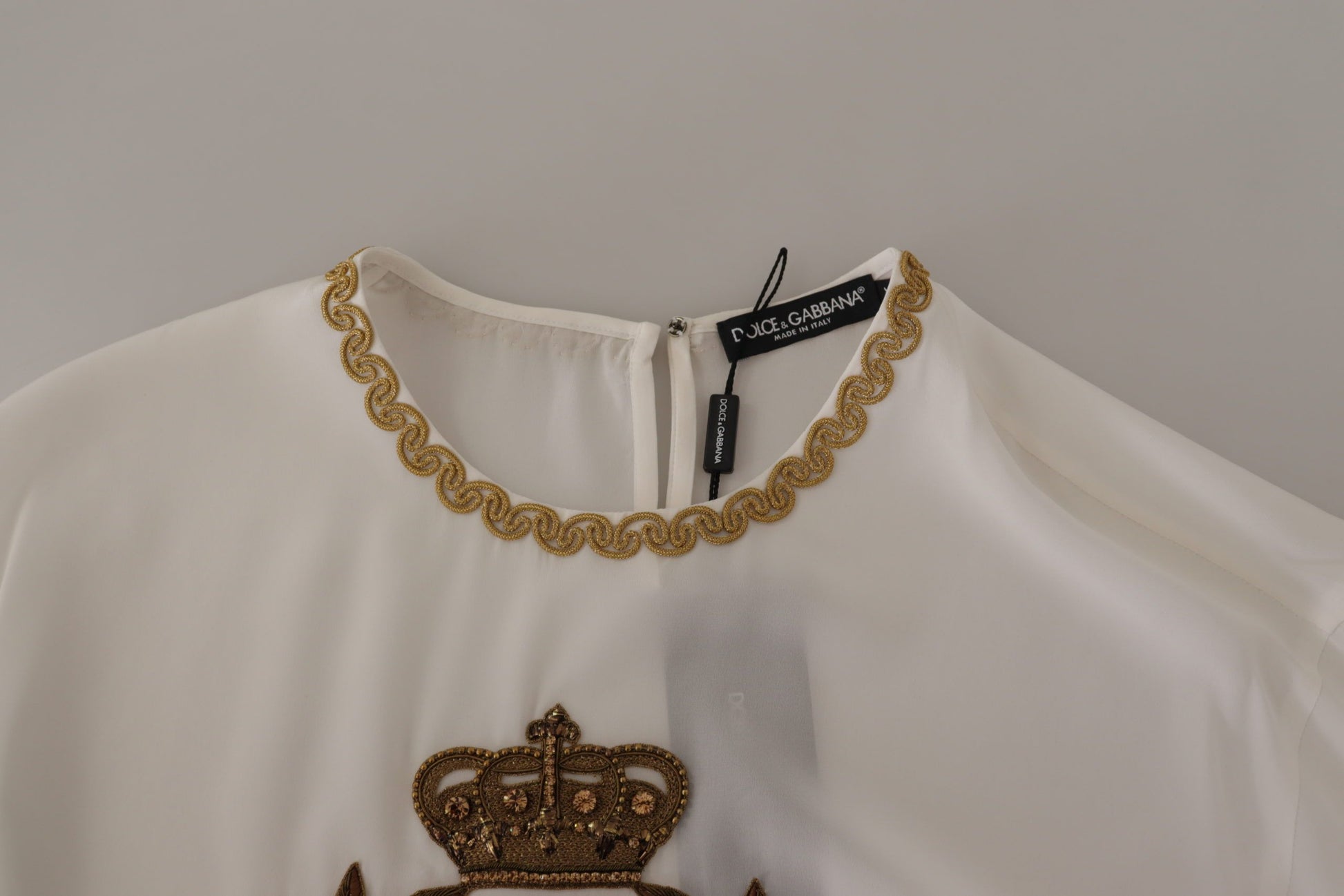 Elegante zijden blouse met gouden kroonborduurwerk