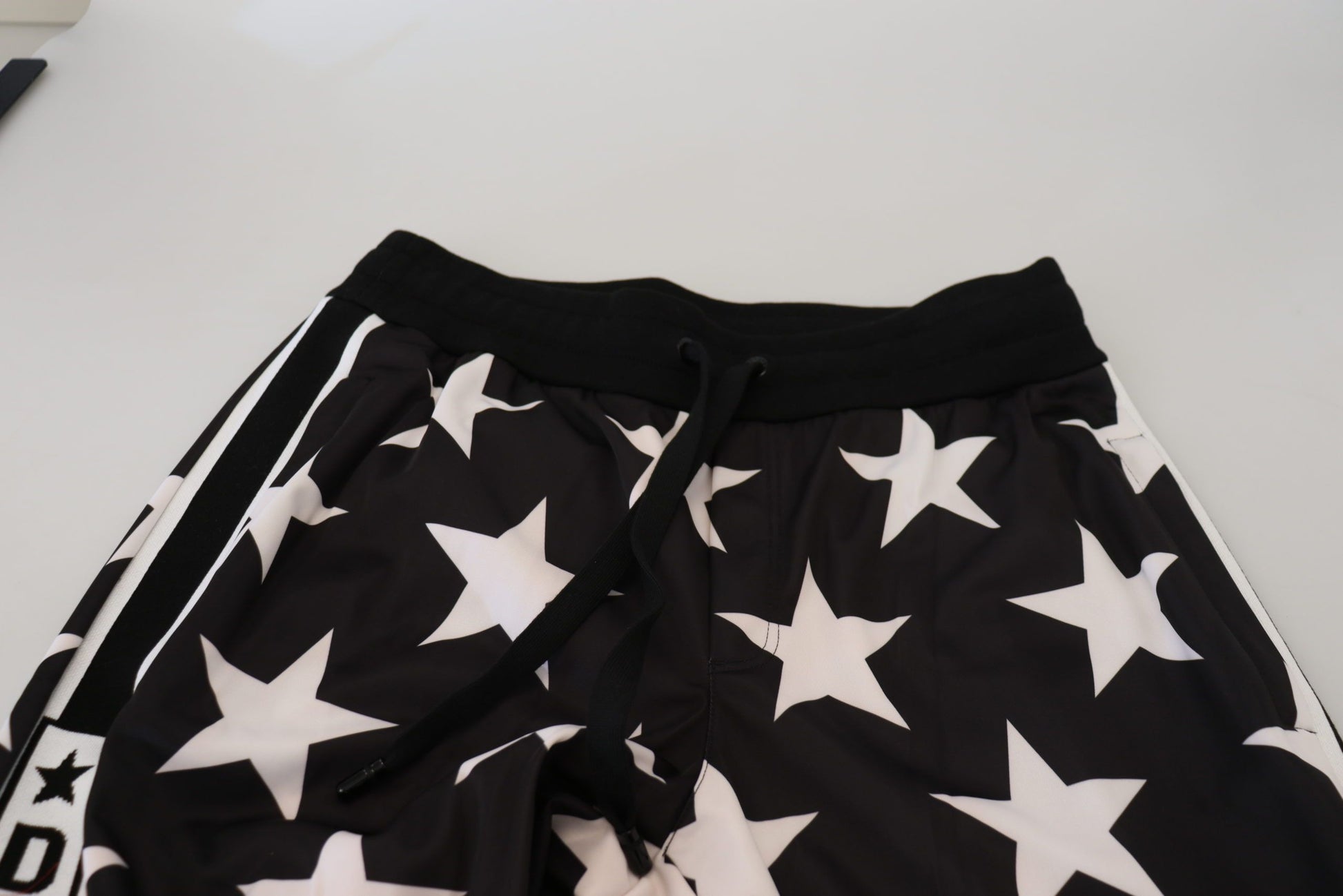 Pantalones deportivos informales con estampado de estrellas y detalle de logotipo